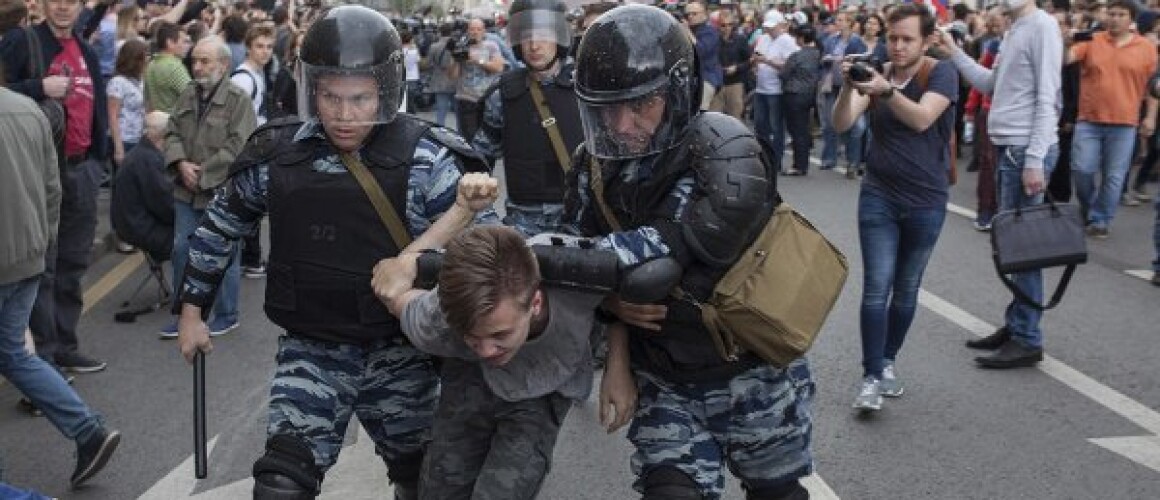 Задержание Михаила Галяшкина на акции 12 июня в Москве. Фото: Влад Докшин, «Новая Газета»